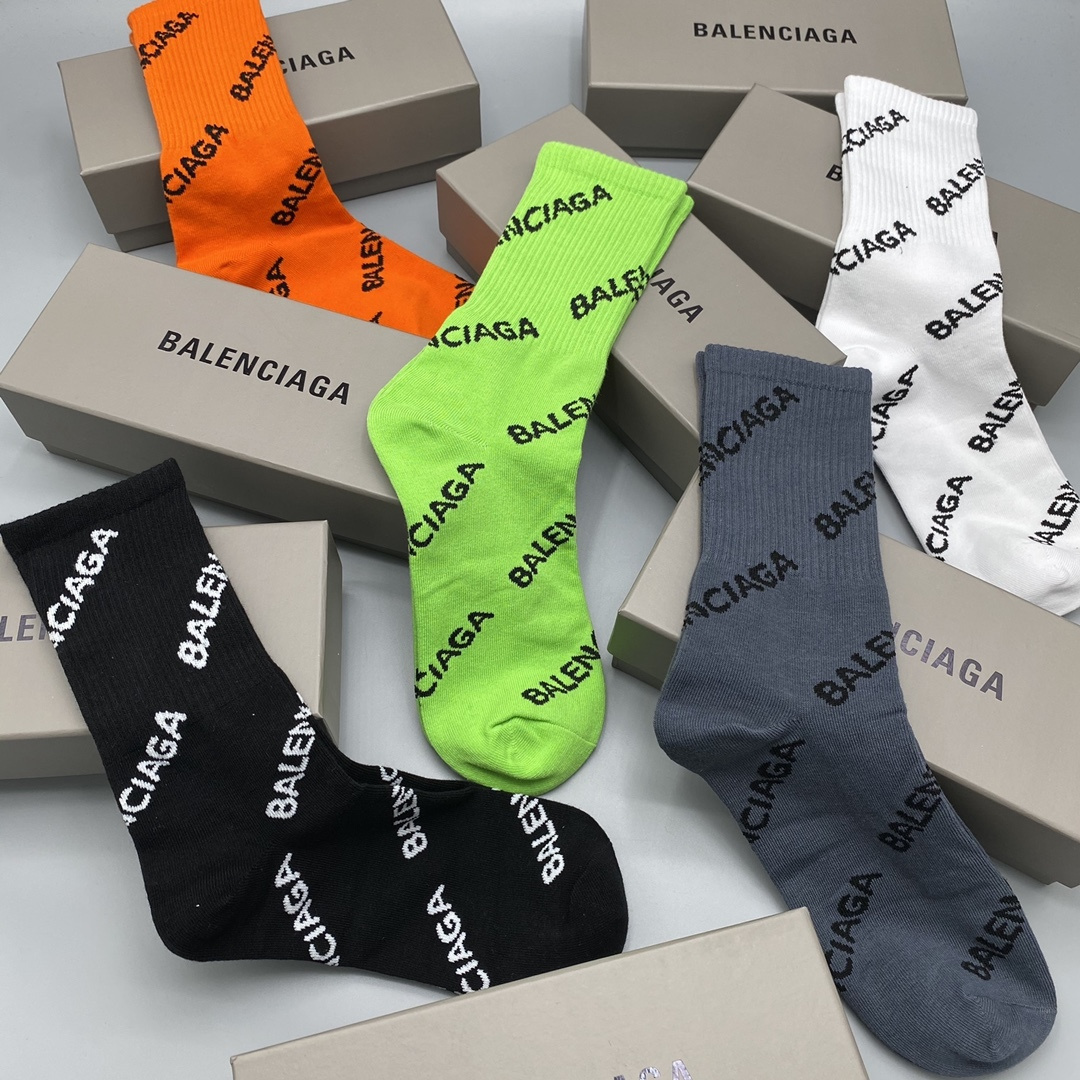 配包装 BALENCIAGA（巴黎世家）新款中长款堆堆袜袜子！一盒五双， 专柜同步筒款袜子，💛大牌出街，潮人必备🔥超好搭