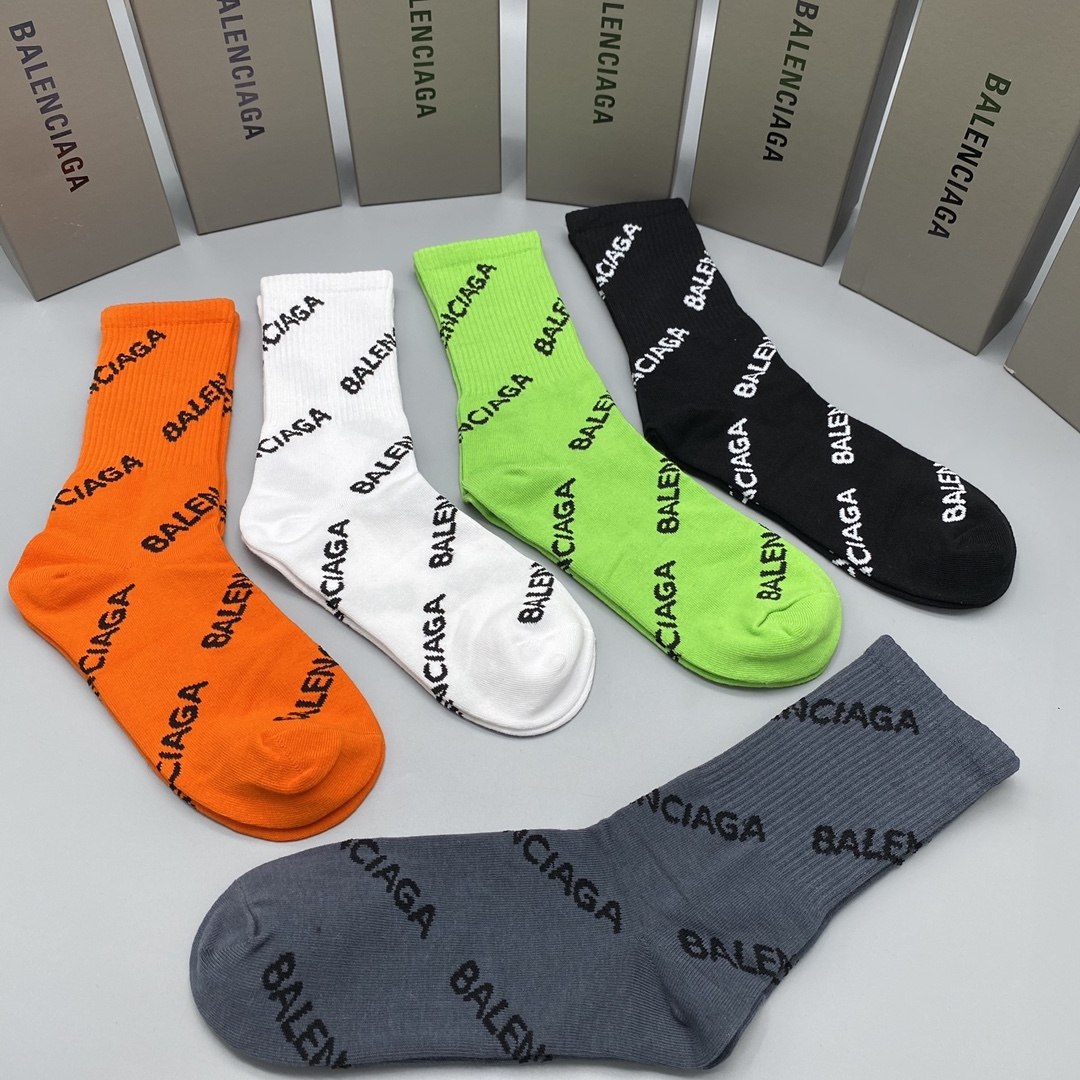 配包装 BALENCIAGA（巴黎世家）新款中长款堆堆袜袜子！一盒五双， 专柜同步筒款袜子，💛大牌出街，潮人必备🔥超好搭