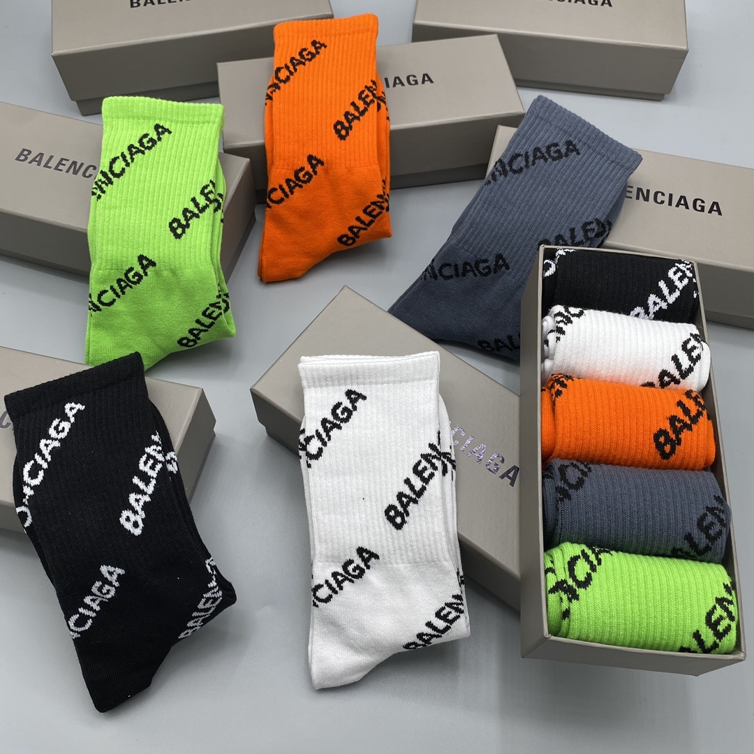 配包装 BALENCIAGA（巴黎世家）新款中长款堆堆袜袜子！一盒五双， 专柜同步筒款袜子，💛大牌出街，潮人必备🔥超好搭