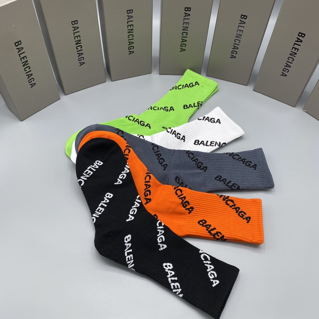 配包装 BALENCIAGA（巴黎世家）新款中长款堆堆袜袜子！一盒五双， 专柜同步筒款袜子，💛大牌出街，潮人必备🔥超好搭