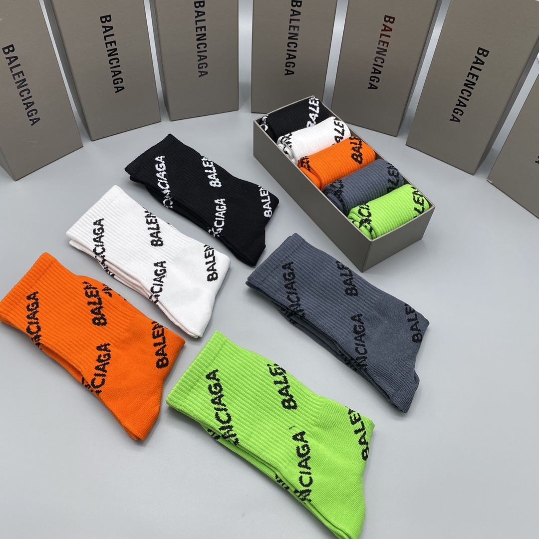 配包装 BALENCIAGA（巴黎世家）新款中长款堆堆袜袜子！一盒五双， 专柜同步筒款袜子，💛大牌出街，潮人必备🔥超好搭