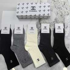 💛配专柜包装 CHANEL(香奈儿)最新双针中长筒刺绣款堆堆袜袜子!一盒五双,专柜同步筒袜袜子,💛大牌出街,潮人必备🔥超 💛配专柜包装 CHANEL(香奈儿)最新双针中长筒刺绣款堆堆袜袜子!一盒五双,专柜同步筒袜袜子,💛大牌出街,潮人必备🔥超