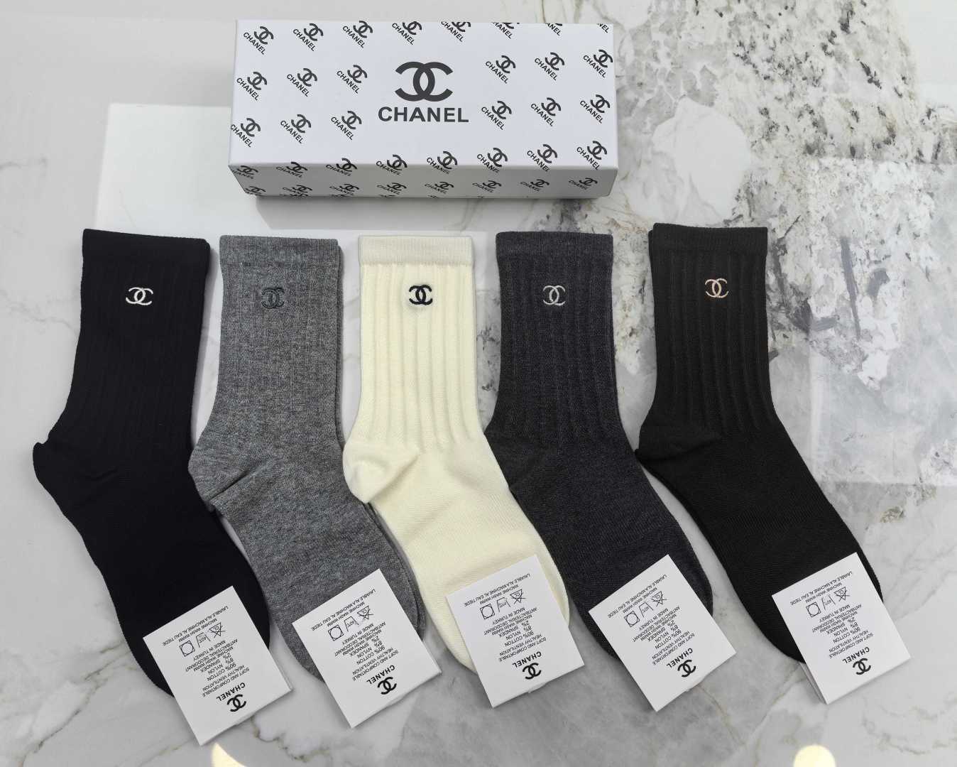 💛配专柜包装 CHANEL（香奈儿）最新双针中长筒刺绣款堆堆袜袜子！一盒五双，专柜同步筒袜袜子，💛大牌出街，潮人必备🔥超