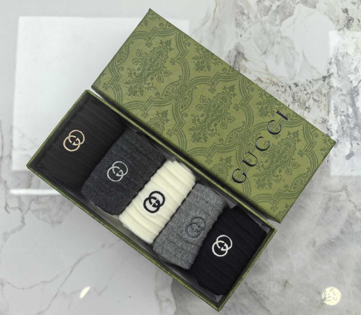 💛配专柜包装 GUCCI（古驰）最新双针中长筒刺绣款堆堆袜袜子！一盒五双，专柜同步筒袜袜子，💛大牌出街，潮人必备🔥超好搭