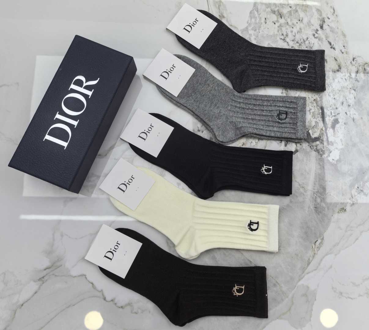 💛配专柜包装 DIOR（迪奥）最新双针中长筒刺绣款堆堆袜袜子！一盒五双，专柜同步筒袜袜子，💛大牌出街，潮人必备🔥超好搭