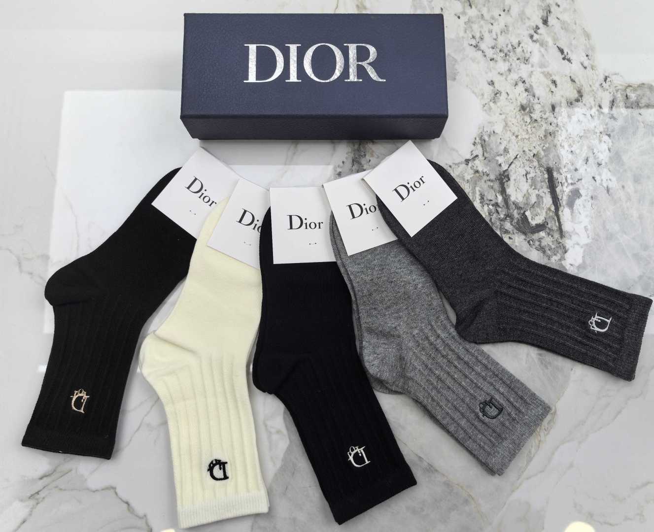 💛配专柜包装 DIOR（迪奥）最新双针中长筒刺绣款堆堆袜袜子！一盒五双，专柜同步筒袜袜子，💛大牌出街，潮人必备🔥超好搭