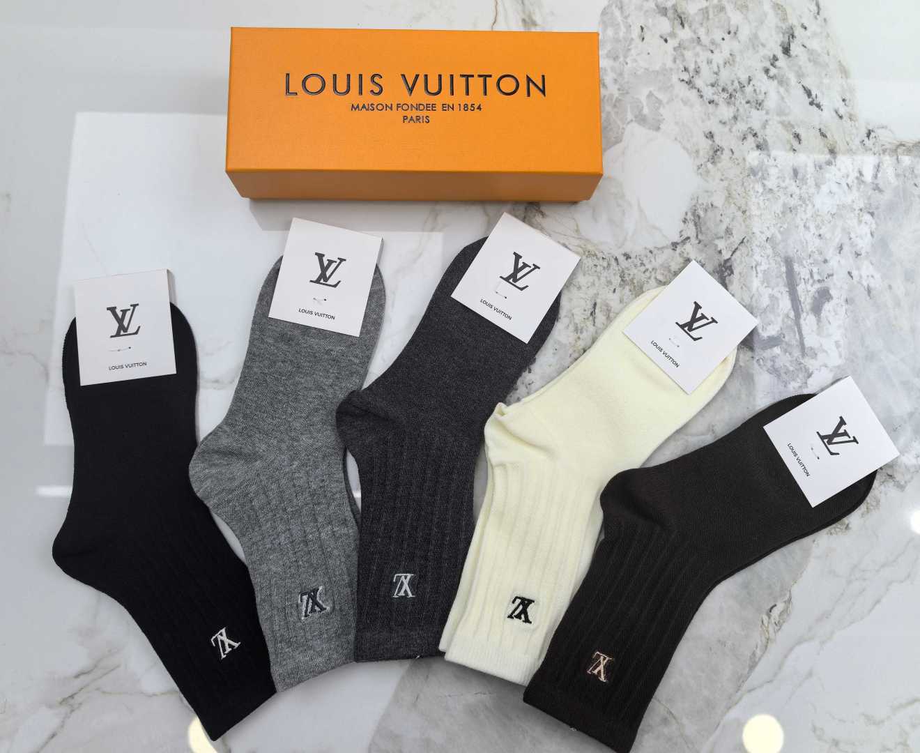 💛配专柜包装 LV（路易威登）最新双针中长筒刺绣款堆堆袜袜子！一盒五双，专柜同步筒袜袜子，💛大牌出街，潮人必备🔥超好搭