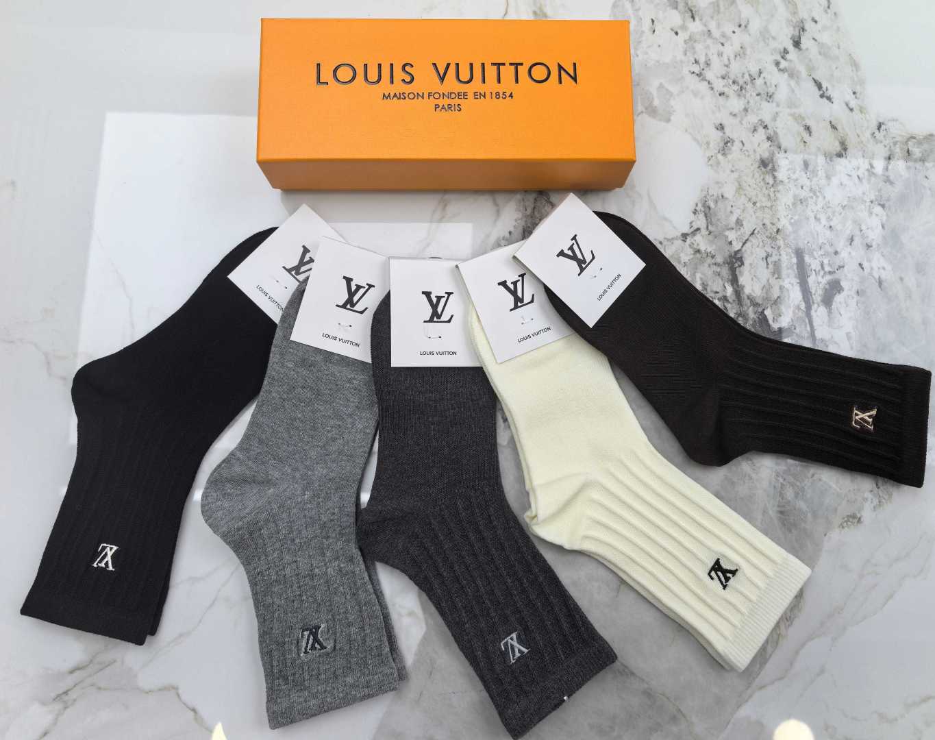 💛配专柜包装 LV（路易威登）最新双针中长筒刺绣款堆堆袜袜子！一盒五双，专柜同步筒袜袜子，💛大牌出街，潮人必备🔥超好搭