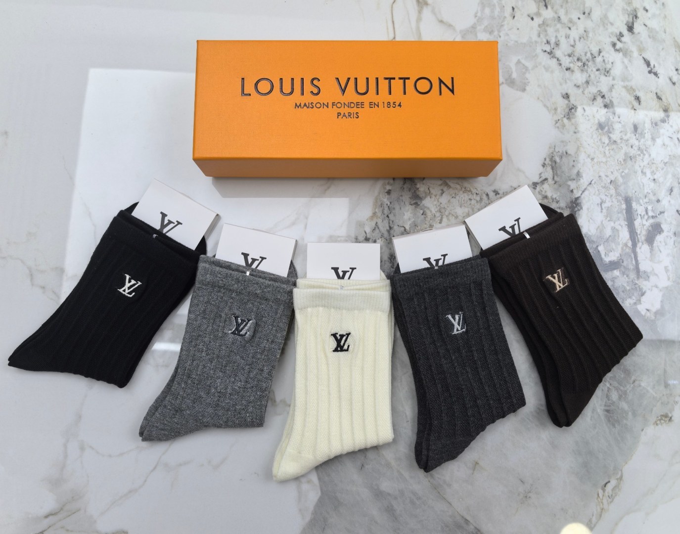 💛配专柜包装 LV（路易威登）最新双针中长筒刺绣款堆堆袜袜子！一盒五双，专柜同步筒袜袜子，💛大牌出街，潮人必备🔥超好搭