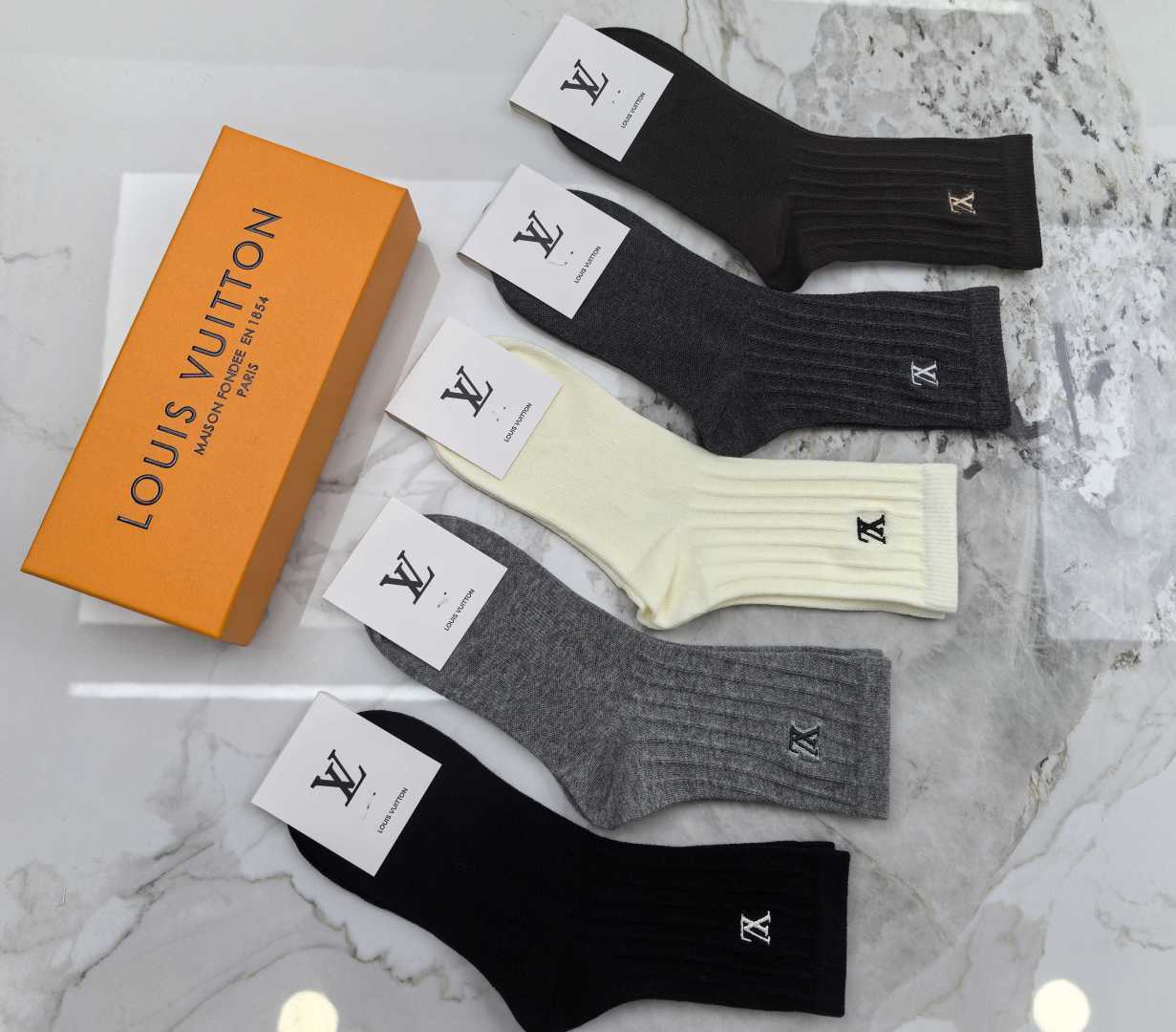 💛配专柜包装 LV（路易威登）最新双针中长筒刺绣款堆堆袜袜子！一盒五双，专柜同步筒袜袜子，💛大牌出街，潮人必备🔥超好搭