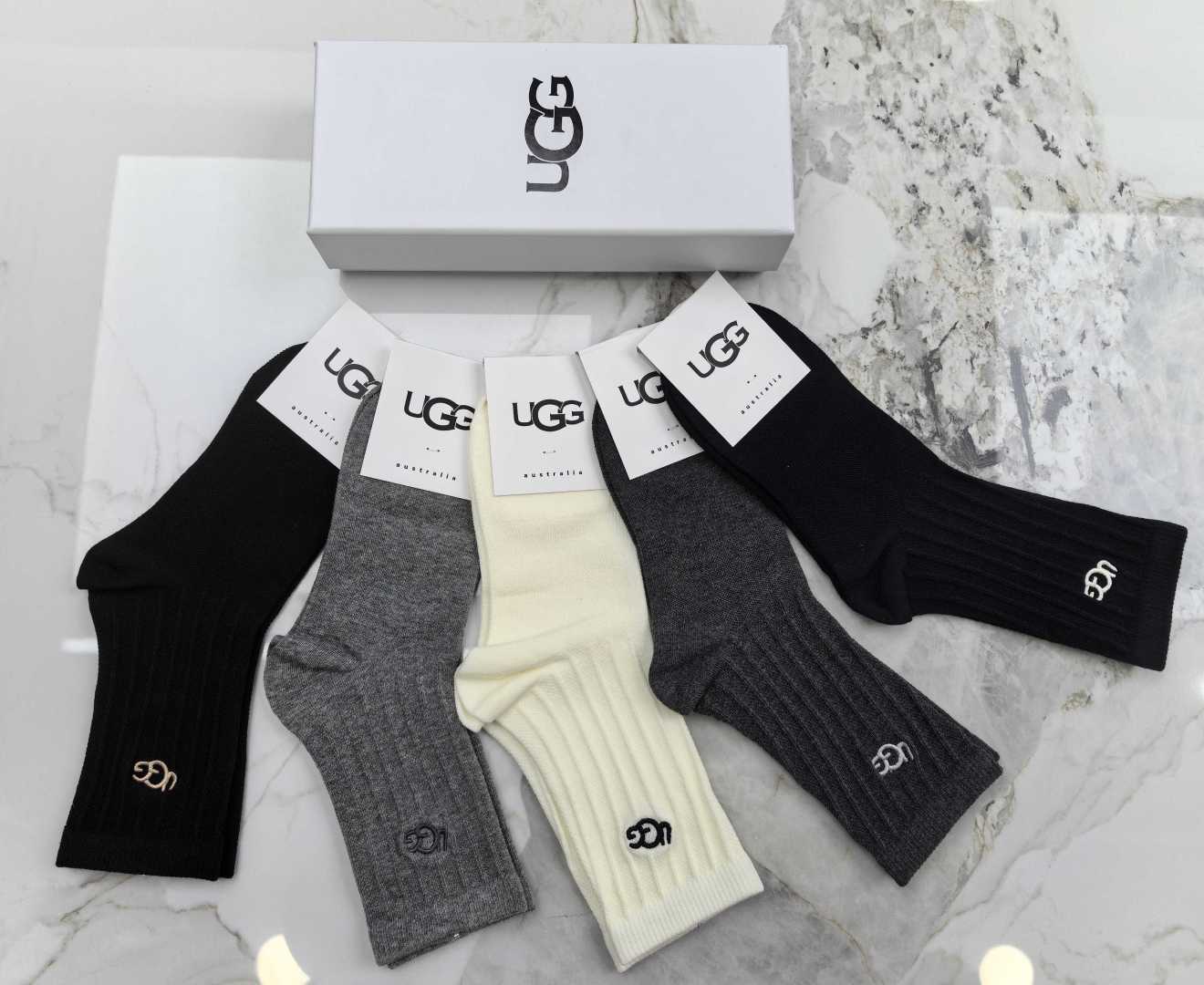 💛配专柜包装 UGG最新双针中长筒刺绣款堆堆袜袜子！一盒五双，专柜同步筒袜袜子，💛大牌出街，潮人必备🔥超好搭