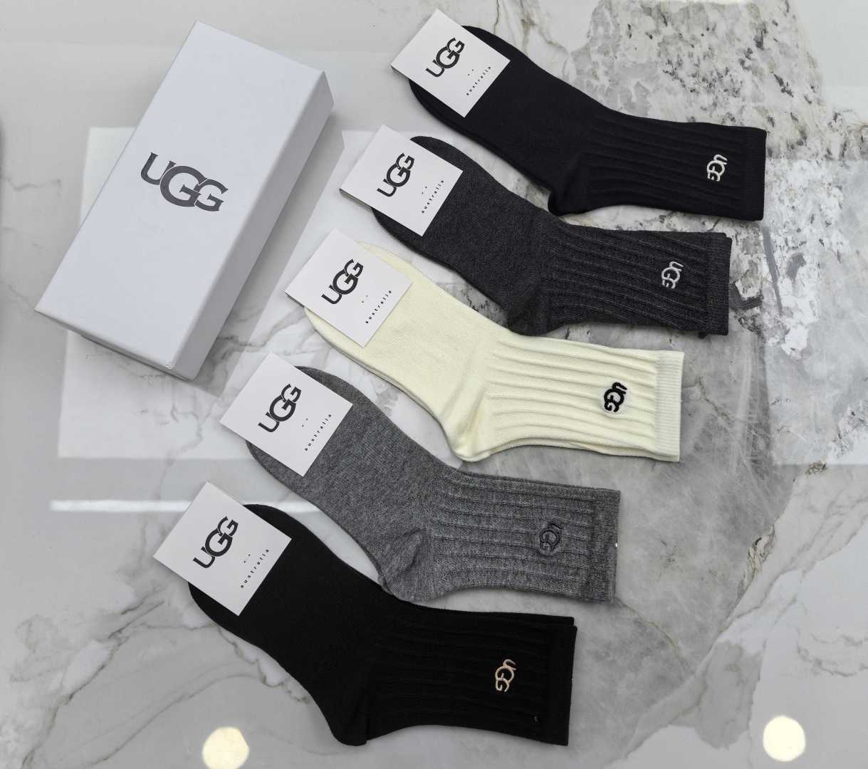 💛配专柜包装 UGG最新双针中长筒刺绣款堆堆袜袜子！一盒五双，专柜同步筒袜袜子，💛大牌出街，潮人必备🔥超好搭