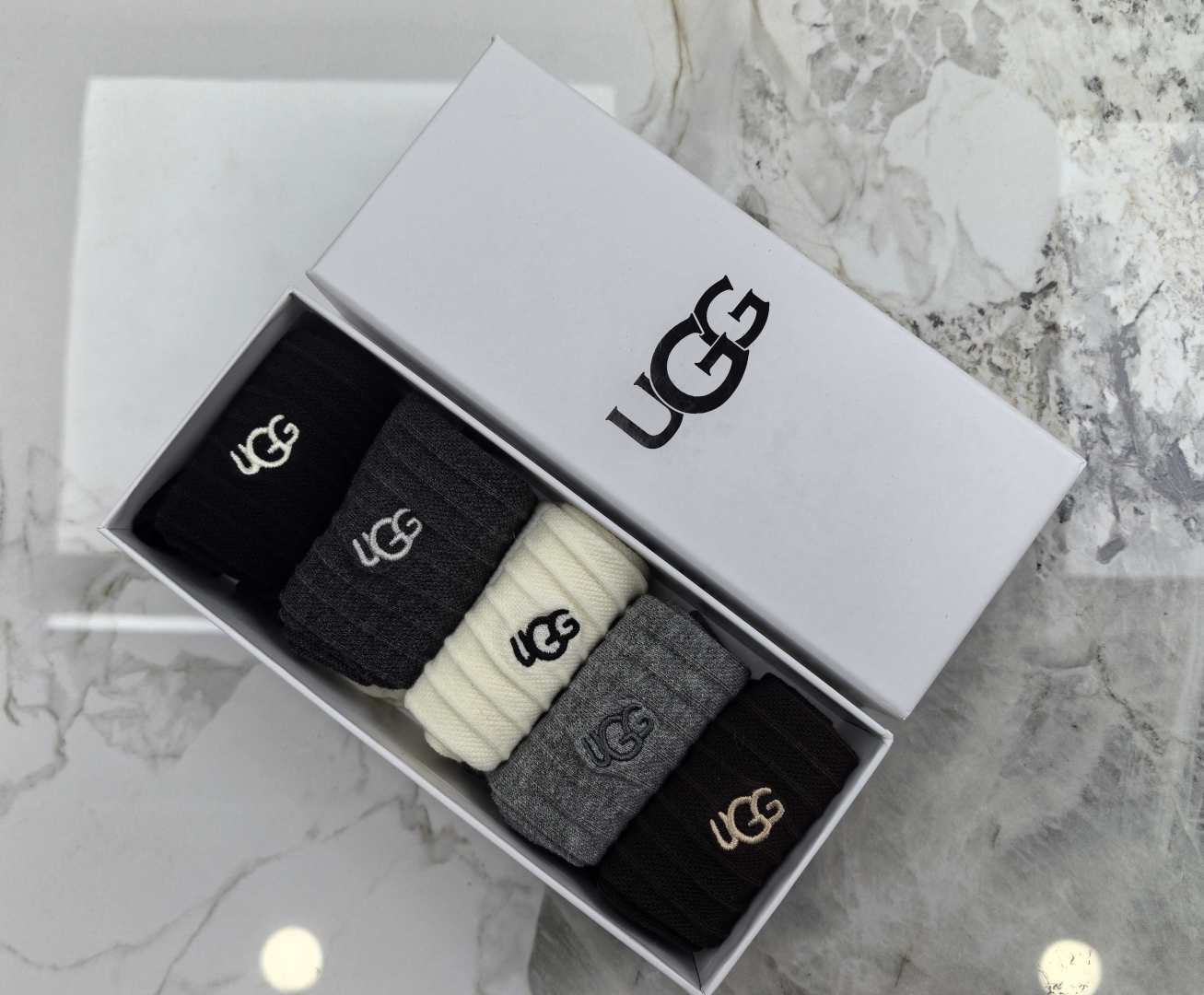 💛配专柜包装 UGG最新双针中长筒刺绣款堆堆袜袜子！一盒五双，专柜同步筒袜袜子，💛大牌出街，潮人必备🔥超好搭