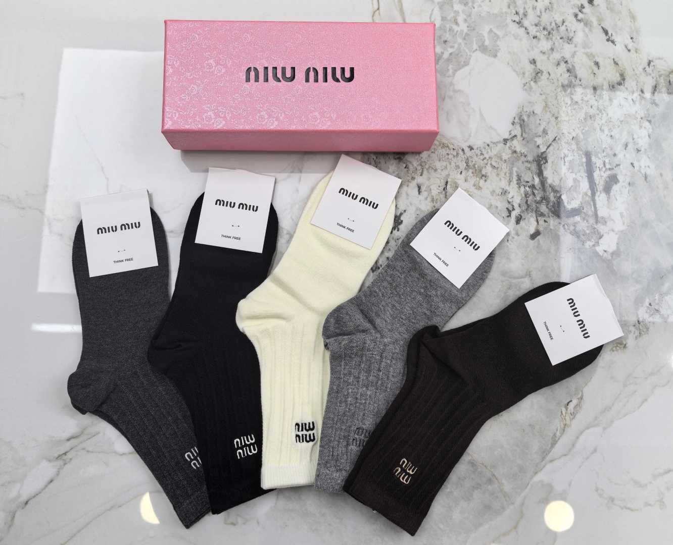 💛配专柜包装 MIUMIU（缪缪）最新双针中长筒刺绣款堆堆袜袜子！一盒五双，专柜同步筒袜袜子，💛大牌出街，潮人必备🔥超好