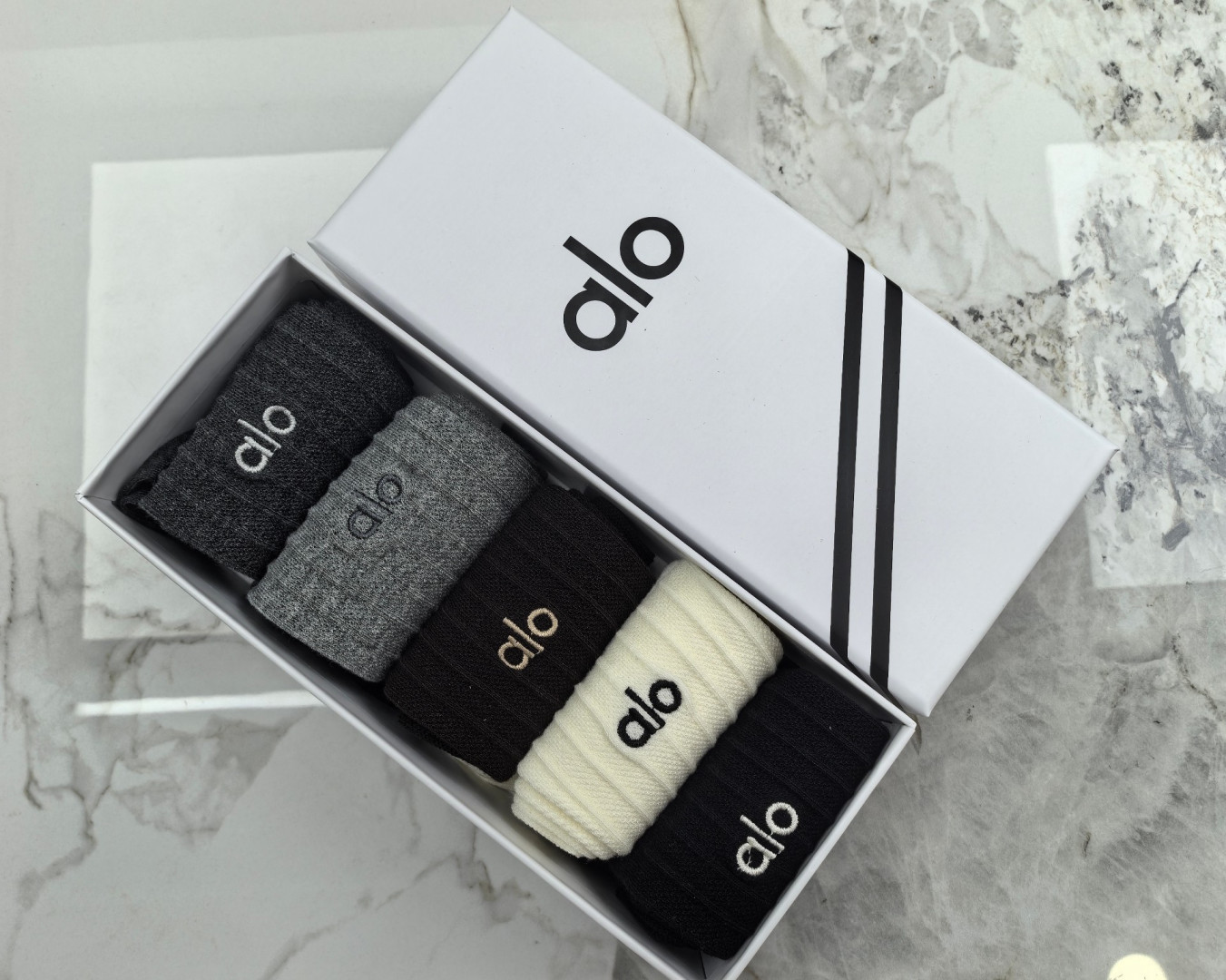 💛配专柜包装 ALO（阿洛）最新双针中长筒刺绣款堆堆袜袜子！一盒五双，专柜同步筒袜袜子，💛大牌出街，潮人必备🔥超好搭