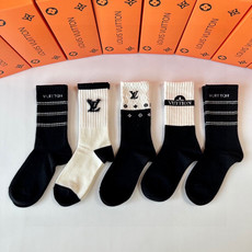 💛配专柜包装 LV(路易威登)新款爆款羊毛中长款堆堆袜袜子!一盒五双,专柜同步筒袜袜子,💛大牌出街,潮人必备🔥超好搭 💛配专柜包装 LV(路易威登)新款爆款羊毛中长款堆堆袜袜子!一盒五双,专柜同步筒袜袜子,💛大牌出街,潮人必备🔥超好搭