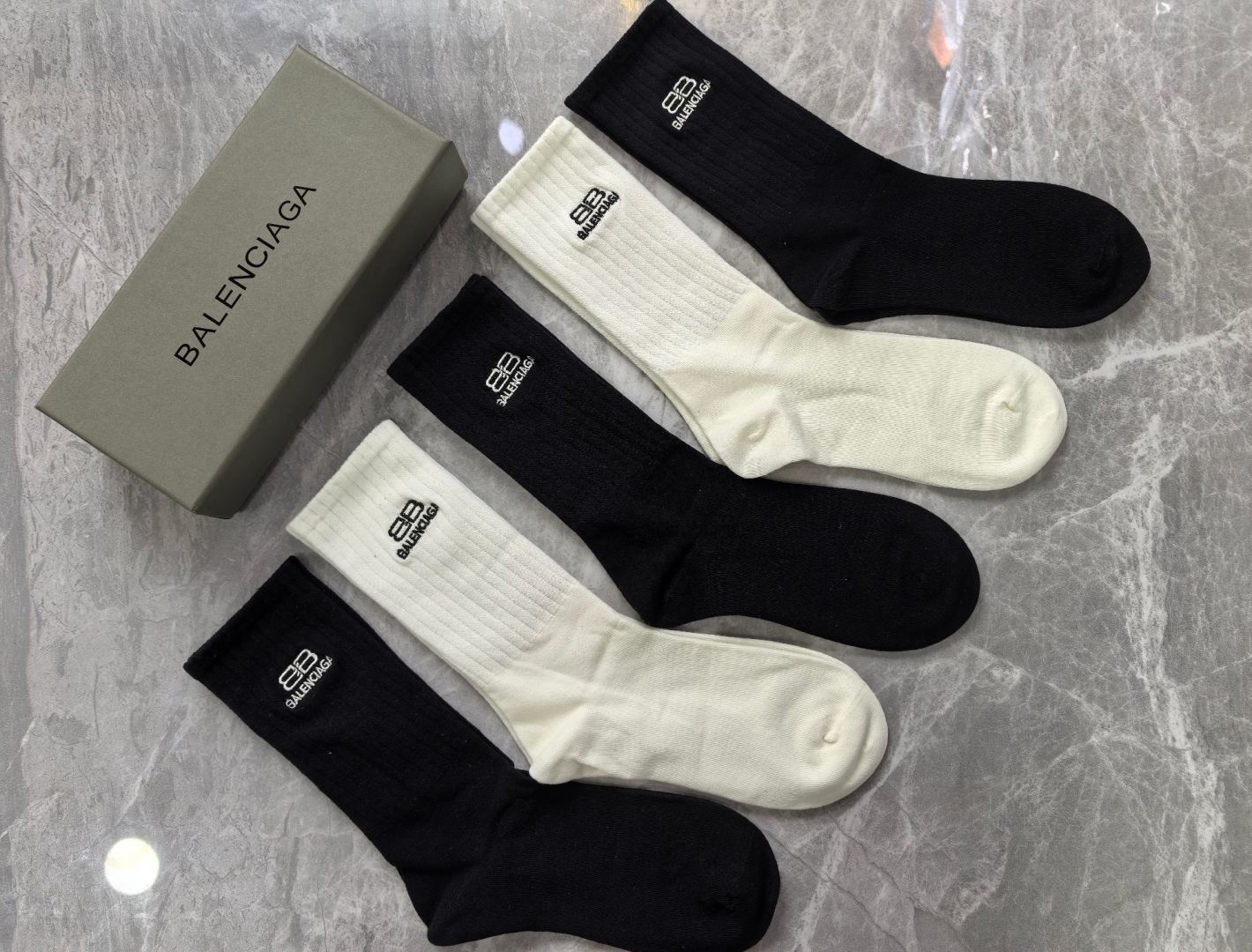 💛配专柜包装 Balenciaga (巴黎世家) 新款中长款堆堆袜袜子！一盒五双，专柜同步筒袜袜子，大牌出街，潮人必备🔥