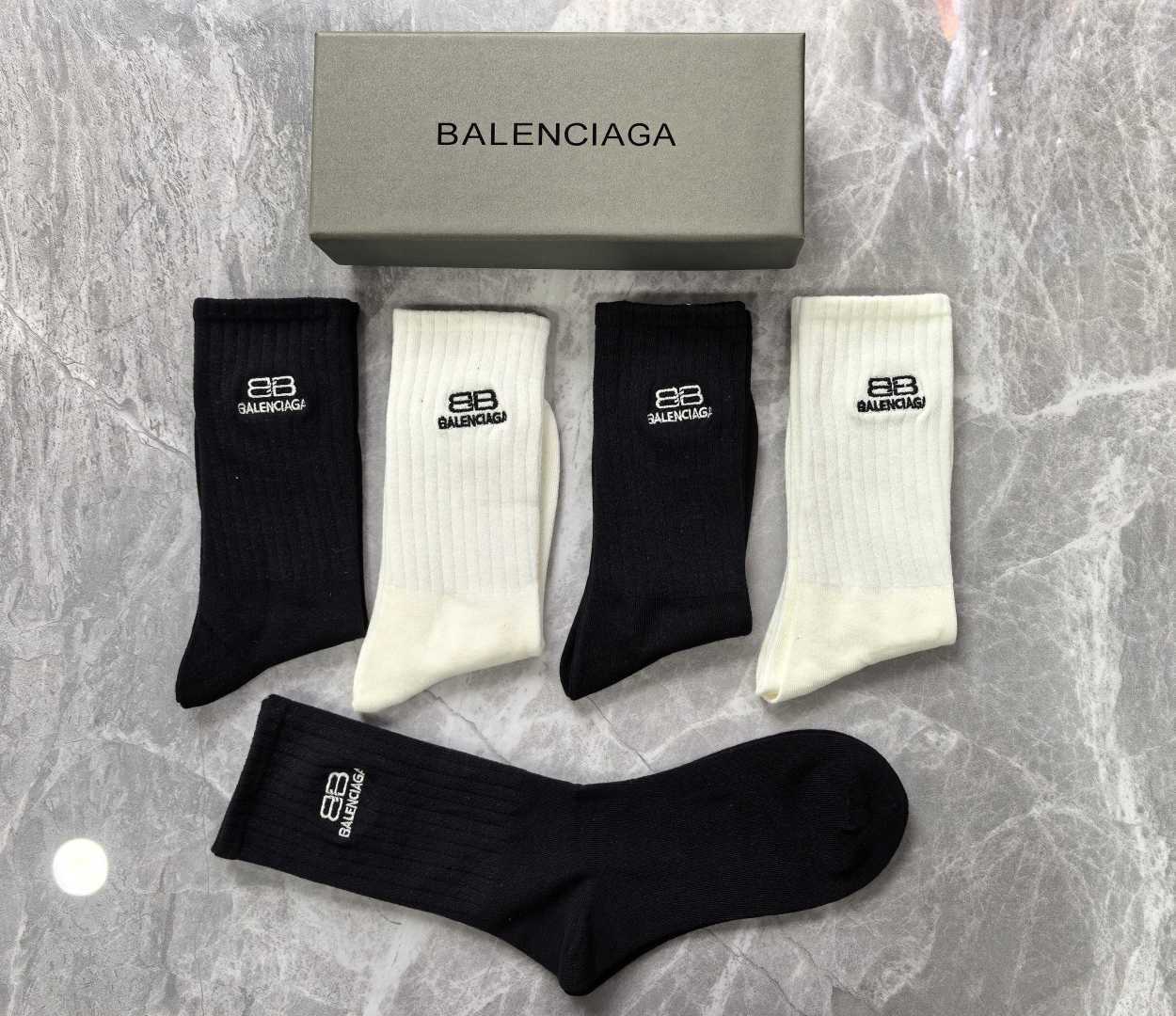 💛配专柜包装 Balenciaga (巴黎世家) 新款中长款堆堆袜袜子！一盒五双，专柜同步筒袜袜子，大牌出街，潮人必备🔥