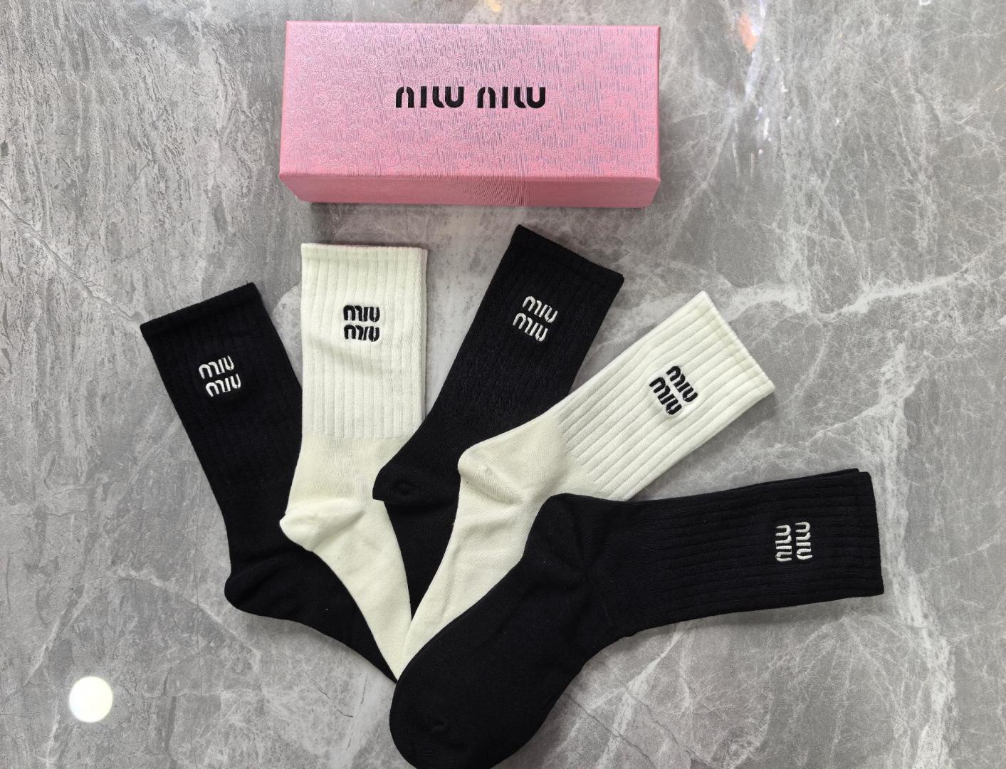 💛配专柜包装 MIUMIU（缪缪）新款中长款堆堆袜袜子！一盒五双，专柜同步筒袜袜子，大牌出街，潮人必备🔥超好搭