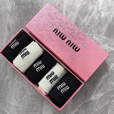 💛配专柜包装 MIUMIU(缪缪)新款中长款堆堆袜袜子!一盒五双,专柜同步筒袜袜子,大牌出街,潮人必备🔥超好搭 💛配专柜包装 MIUMIU(缪缪)新款中长款堆堆袜袜子!一盒五双,专柜同步筒袜袜子,大牌出街,潮人必备🔥超好搭