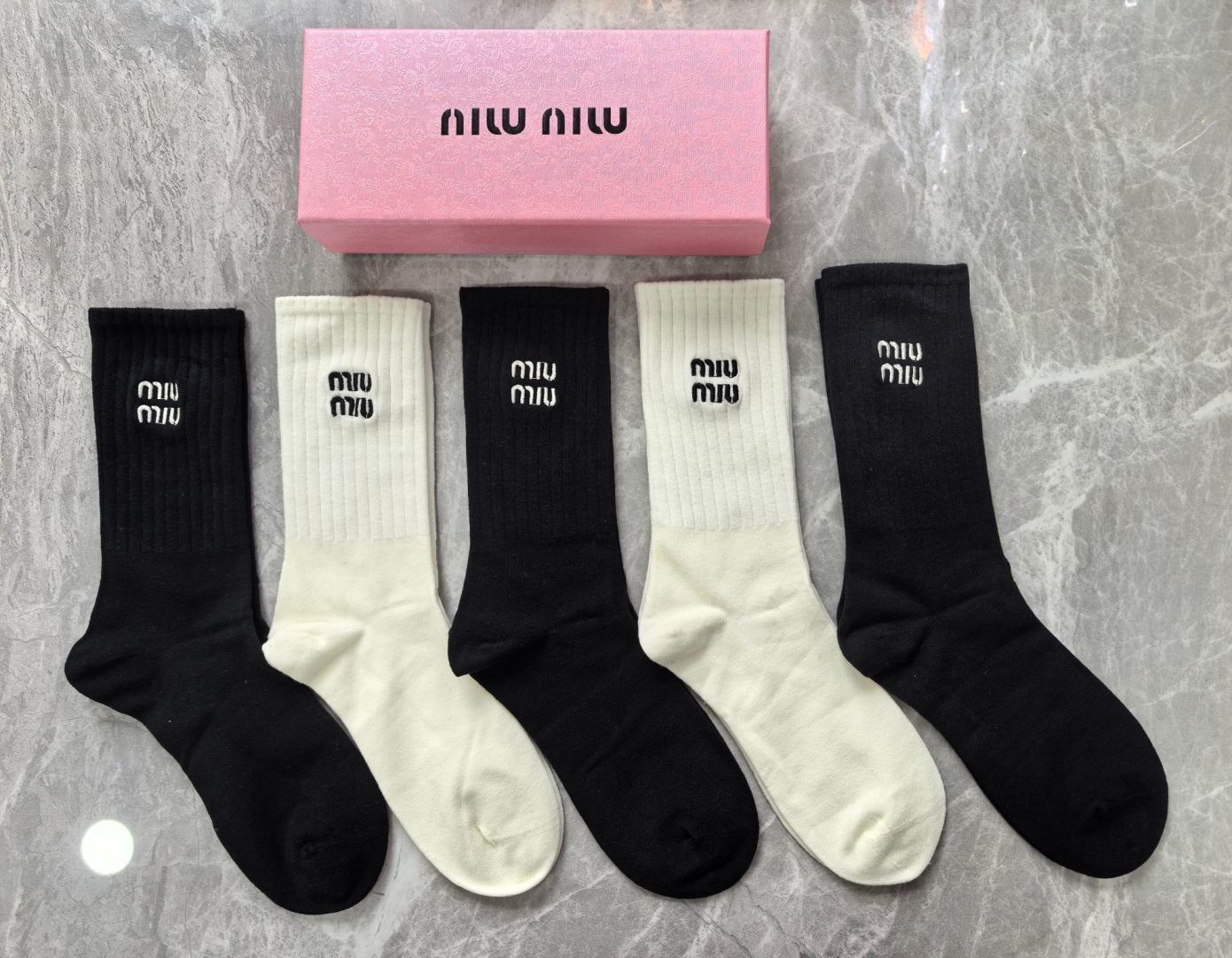 💛配专柜包装 MIUMIU（缪缪）新款中长款堆堆袜袜子！一盒五双，专柜同步筒袜袜子，大牌出街，潮人必备🔥超好搭