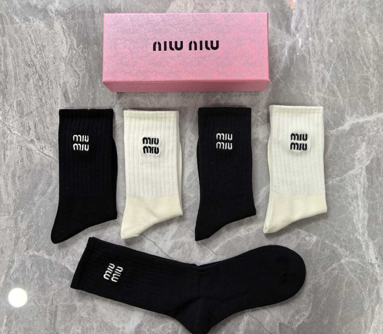 💛配专柜包装 MIUMIU（缪缪）新款中长款堆堆袜袜子！一盒五双，专柜同步筒袜袜子，大牌出街，潮人必备🔥超好搭