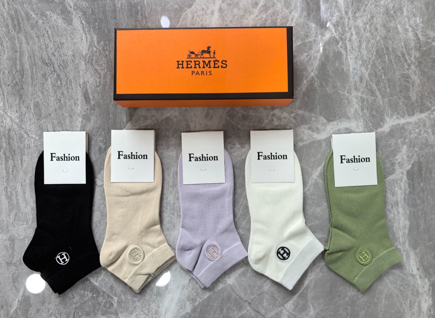 💛配专柜包装 HERMES（爱马仕）新款刺绣中短款堆堆袜袜子！一盒五双，专柜同步筒袜袜子，💛大牌出街，潮人必备🔥超好搭。