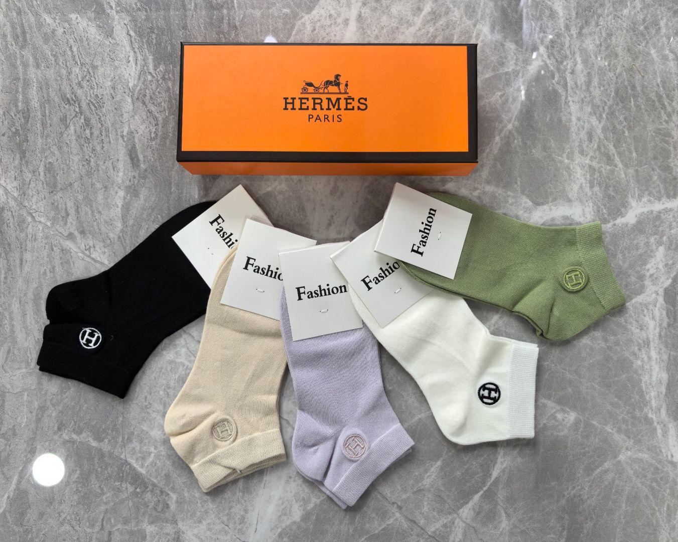 💛配专柜包装 HERMES（爱马仕）新款刺绣中短款堆堆袜袜子！一盒五双，专柜同步筒袜袜子，💛大牌出街，潮人必备🔥超好搭。