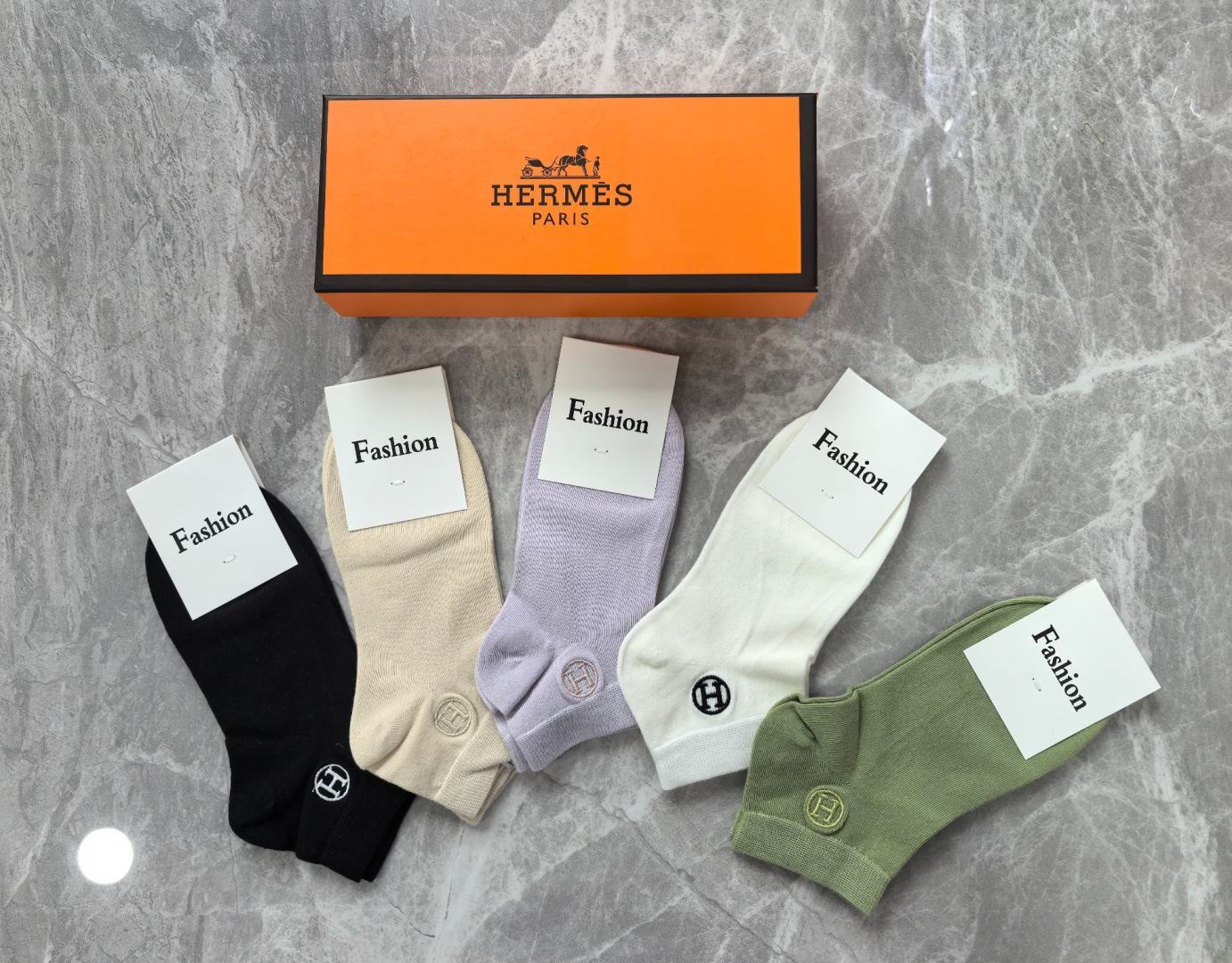 💛配专柜包装 HERMES（爱马仕）新款刺绣中短款堆堆袜袜子！一盒五双，专柜同步筒袜袜子，💛大牌出街，潮人必备🔥超好搭。