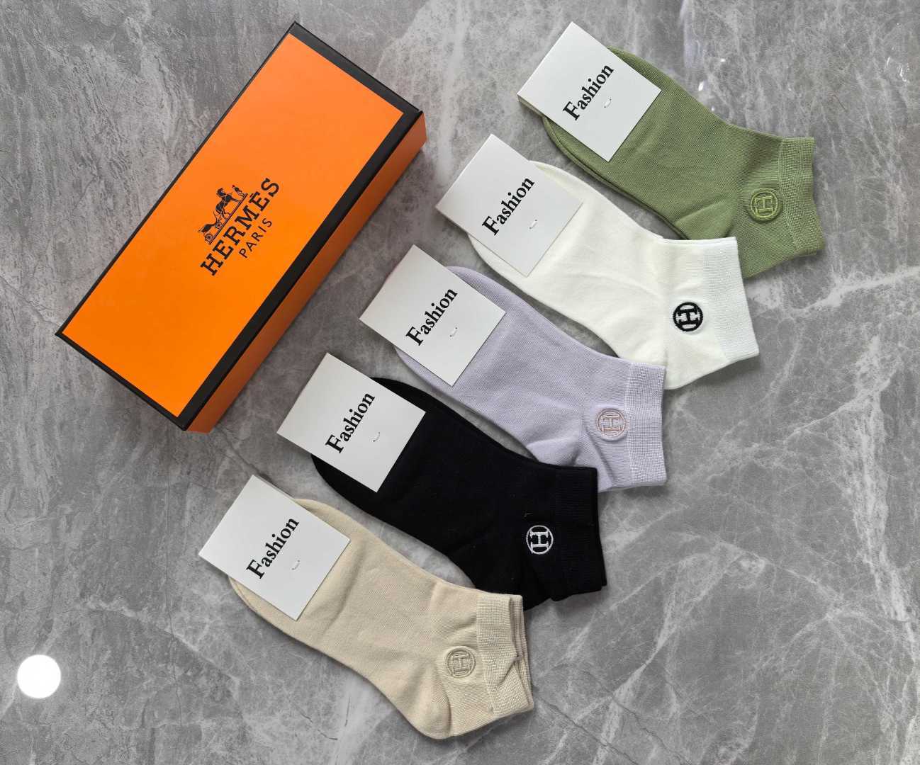 💛配专柜包装 HERMES（爱马仕）新款刺绣中短款堆堆袜袜子！一盒五双，专柜同步筒袜袜子，💛大牌出街，潮人必备🔥超好搭。