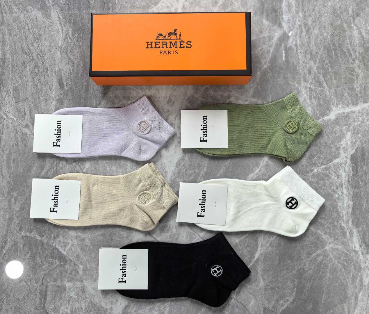 💛配专柜包装 HERMES（爱马仕）新款刺绣中短款堆堆袜袜子！一盒五双，专柜同步筒袜袜子，💛大牌出街，潮人必备🔥超好搭。
