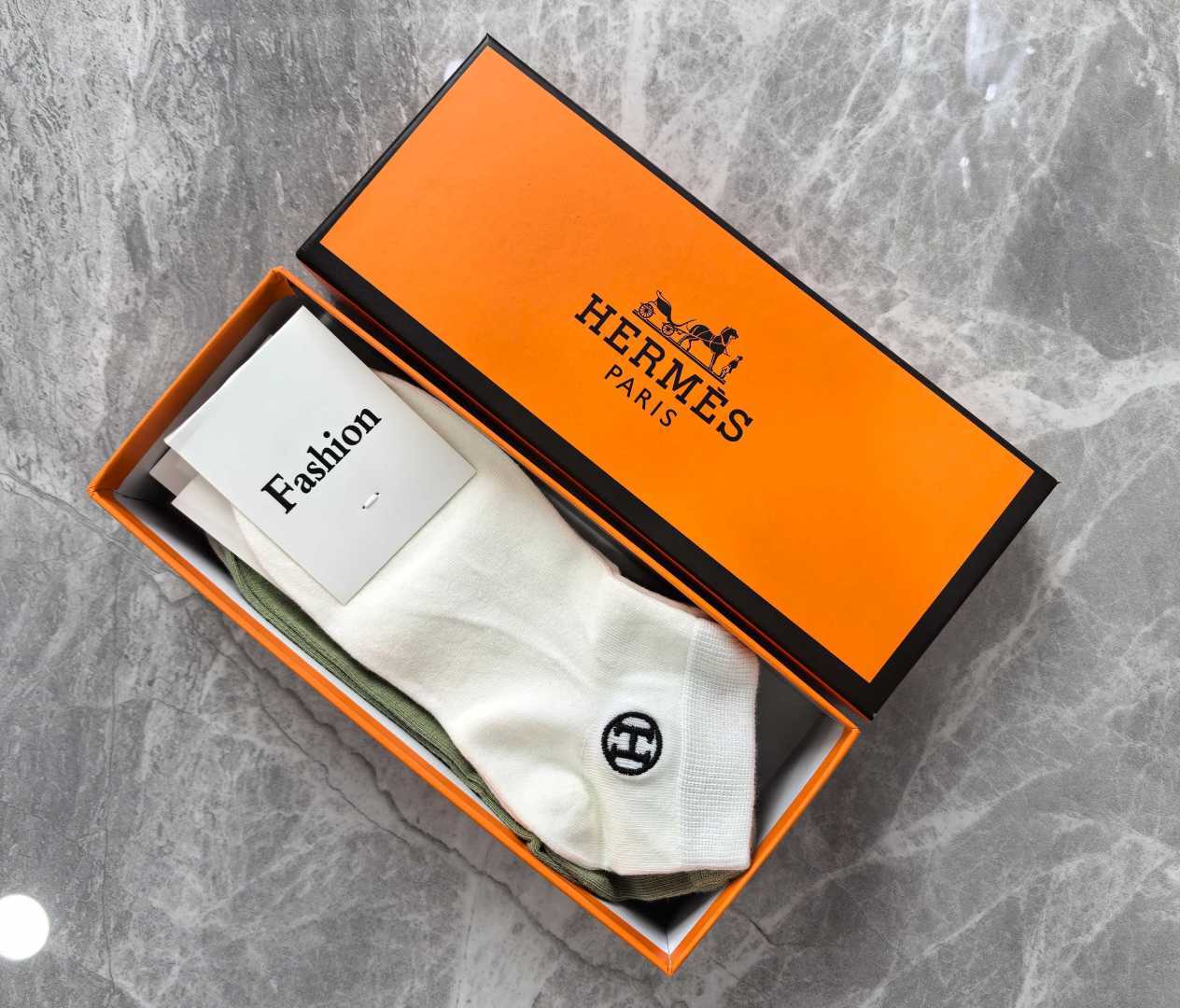 💛配专柜包装 HERMES（爱马仕）新款刺绣中短款堆堆袜袜子！一盒五双，专柜同步筒袜袜子，💛大牌出街，潮人必备🔥超好搭。