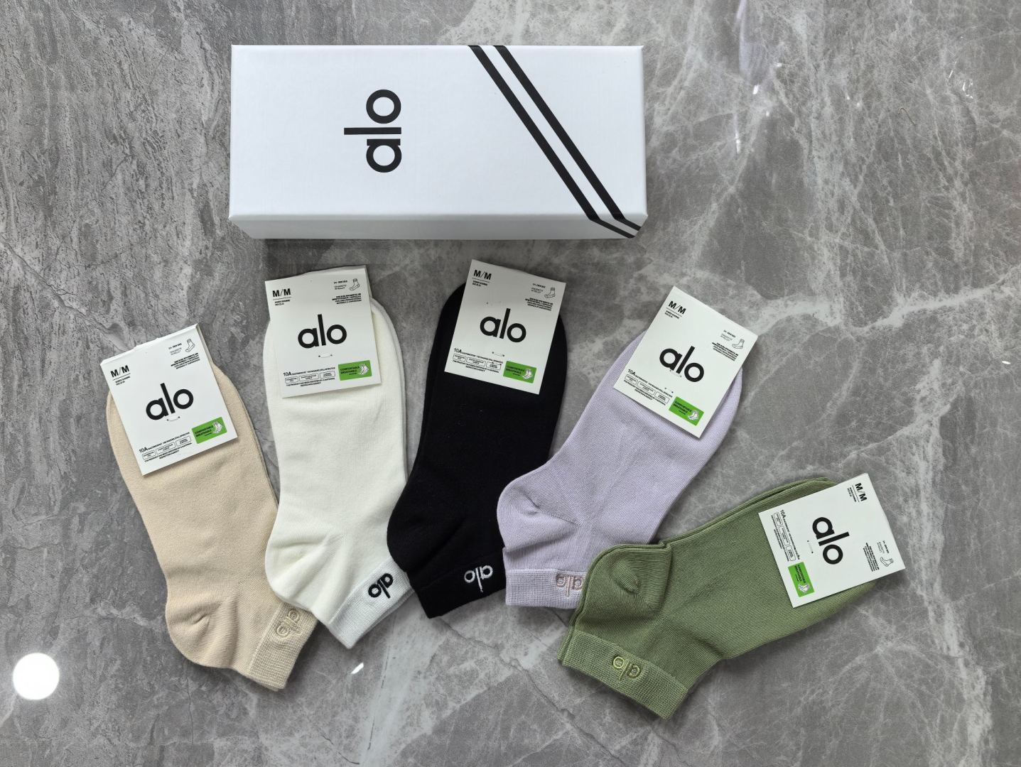 💛配专柜包装 ALO（阿洛）新款刺绣中短款堆堆袜袜子！一盒五双，专柜同步筒袜袜子，💛大牌出街，潮人必备🔥超好搭。
