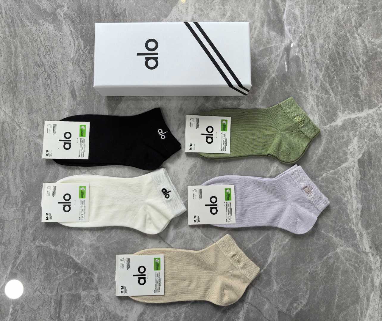 💛配专柜包装 ALO（阿洛）新款刺绣中短款堆堆袜袜子！一盒五双，专柜同步筒袜袜子，💛大牌出街，潮人必备🔥超好搭。