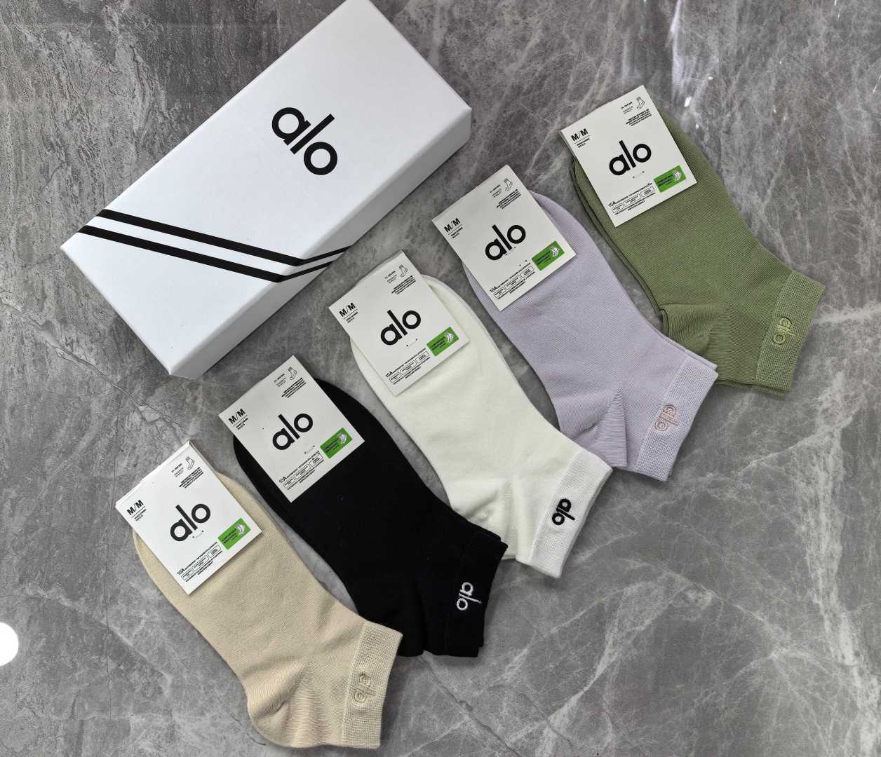 💛配专柜包装 ALO（阿洛）新款刺绣中短款堆堆袜袜子！一盒五双，专柜同步筒袜袜子，💛大牌出街，潮人必备🔥超好搭。