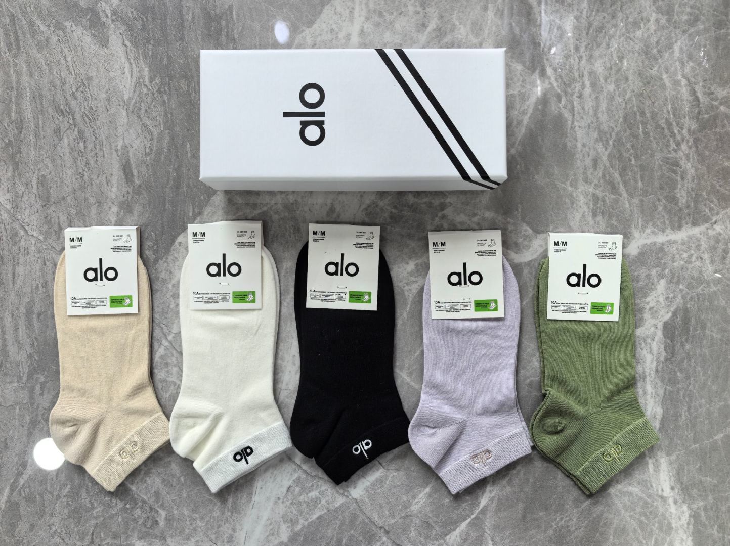 💛配专柜包装 ALO（阿洛）新款刺绣中短款堆堆袜袜子！一盒五双，专柜同步筒袜袜子，💛大牌出街，潮人必备🔥超好搭。