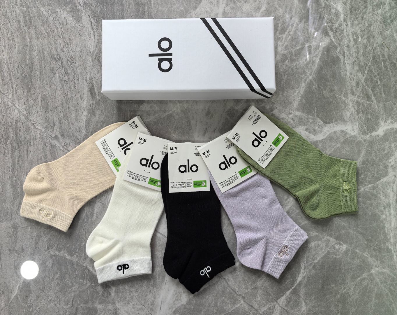 💛配专柜包装 ALO（阿洛）新款刺绣中短款堆堆袜袜子！一盒五双，专柜同步筒袜袜子，💛大牌出街，潮人必备🔥超好搭。