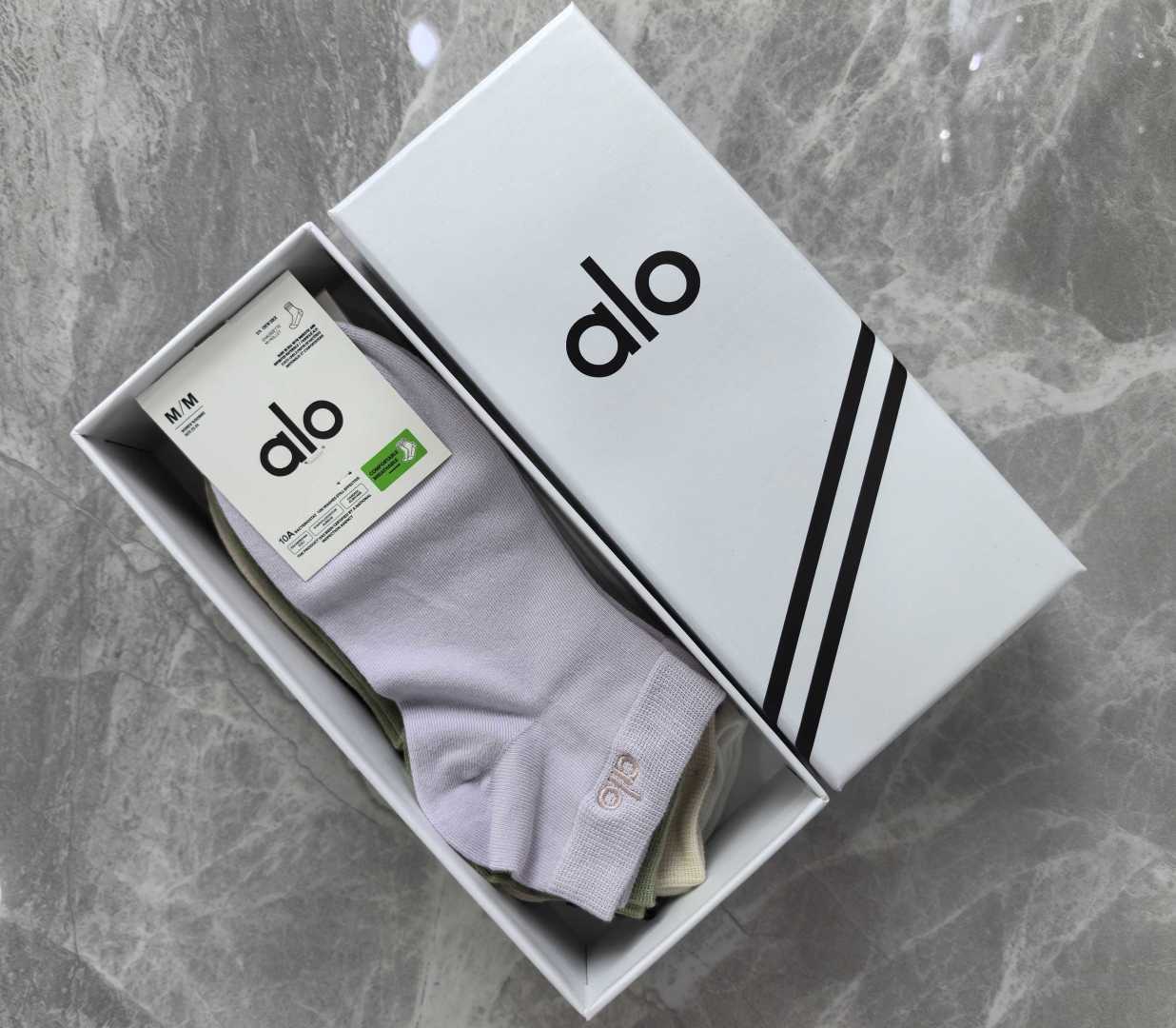 💛配专柜包装 ALO（阿洛）新款刺绣中短款堆堆袜袜子！一盒五双，专柜同步筒袜袜子，💛大牌出街，潮人必备🔥超好搭。