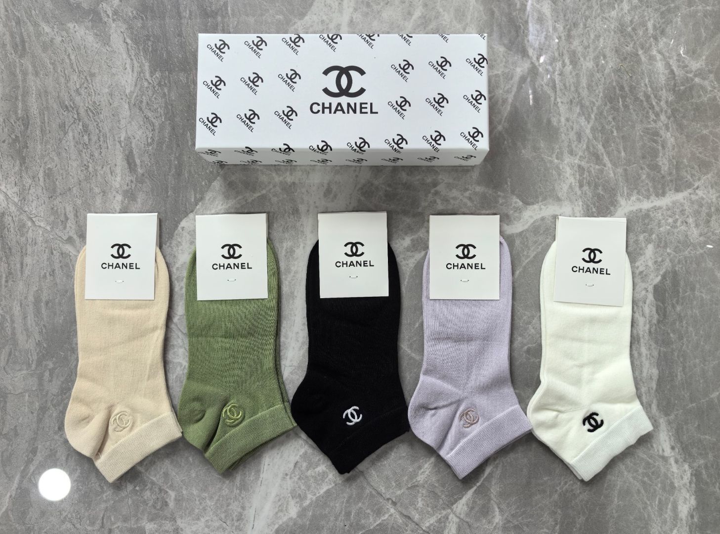 💛配专柜包装 CHANEL（香奈儿）新款刺绣中短款堆堆袜袜子！一盒五双，专柜同步筒袜袜子，💛大牌出街，潮人必备🔥超好搭。