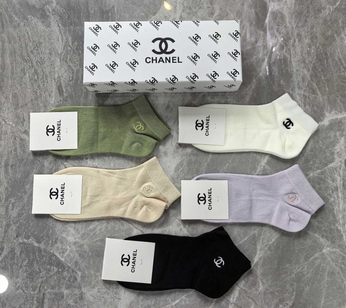 💛配专柜包装 CHANEL（香奈儿）新款刺绣中短款堆堆袜袜子！一盒五双，专柜同步筒袜袜子，💛大牌出街，潮人必备🔥超好搭。