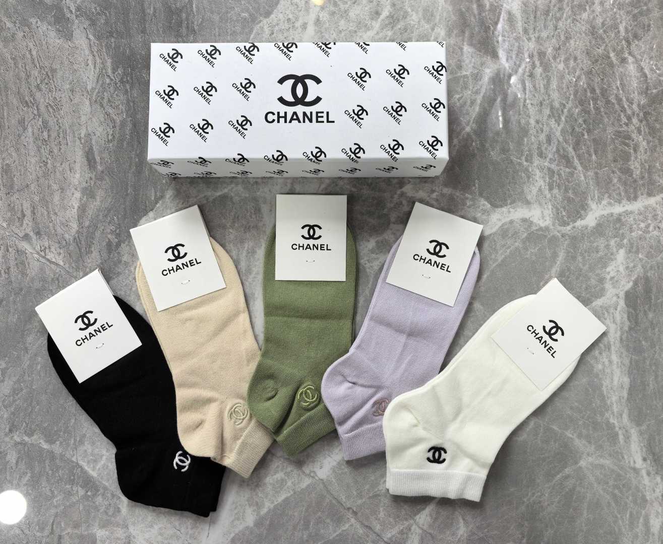 💛配专柜包装 CHANEL（香奈儿）新款刺绣中短款堆堆袜袜子！一盒五双，专柜同步筒袜袜子，💛大牌出街，潮人必备🔥超好搭。