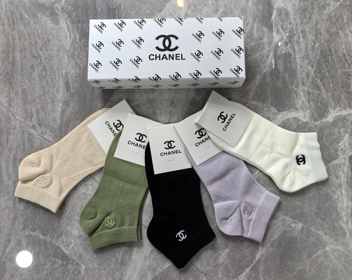 💛配专柜包装 CHANEL（香奈儿）新款刺绣中短款堆堆袜袜子！一盒五双，专柜同步筒袜袜子，💛大牌出街，潮人必备🔥超好搭。