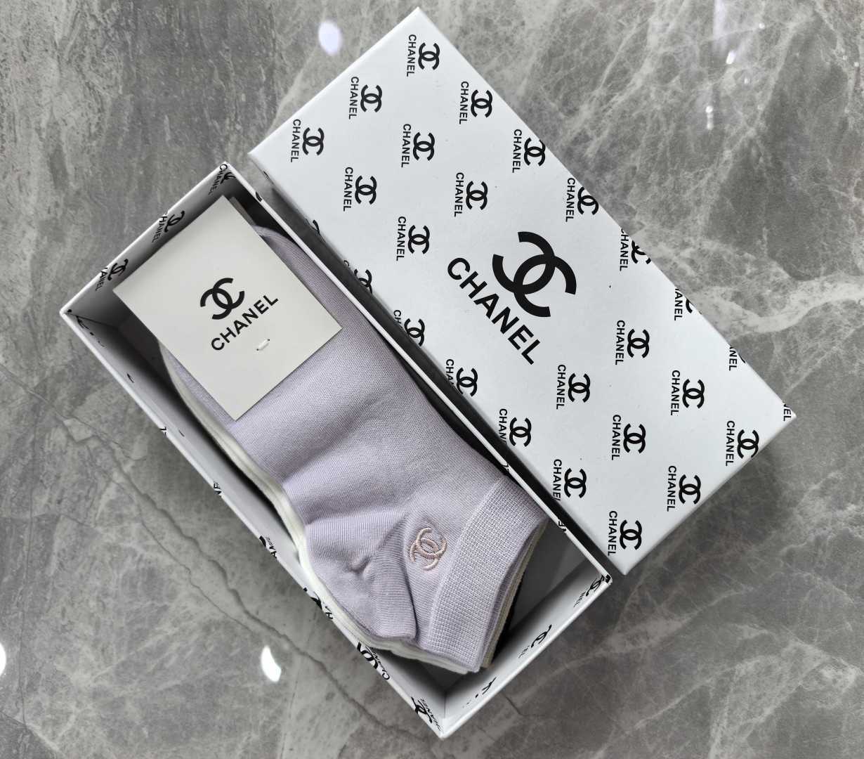 💛配专柜包装 CHANEL（香奈儿）新款刺绣中短款堆堆袜袜子！一盒五双，专柜同步筒袜袜子，💛大牌出街，潮人必备🔥超好搭。