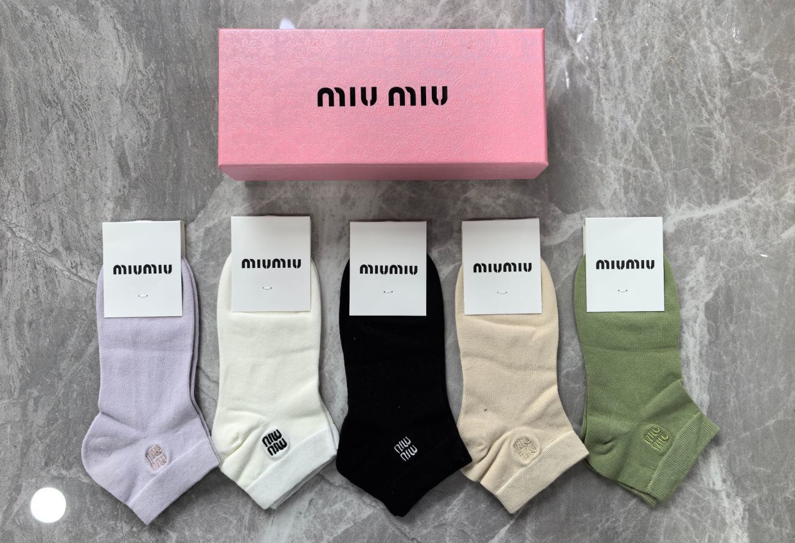 💛配专柜包装 MIUMIU（缪缪）新款刺绣中短款堆堆袜袜子！一盒五双，专柜同步筒袜袜子，💛大牌出街，潮人必备🔥超好搭。