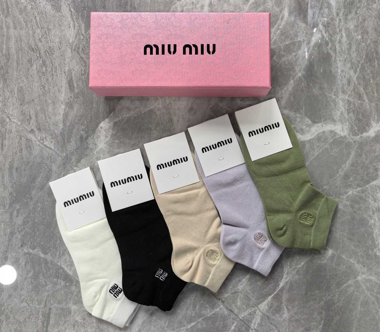 💛配专柜包装 MIUMIU（缪缪）新款刺绣中短款堆堆袜袜子！一盒五双，专柜同步筒袜袜子，💛大牌出街，潮人必备🔥超好搭。