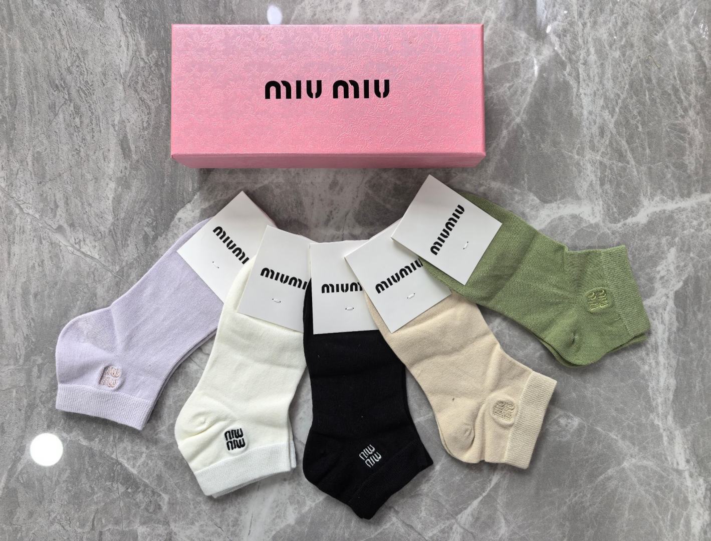 💛配专柜包装 MIUMIU（缪缪）新款刺绣中短款堆堆袜袜子！一盒五双，专柜同步筒袜袜子，💛大牌出街，潮人必备🔥超好搭。