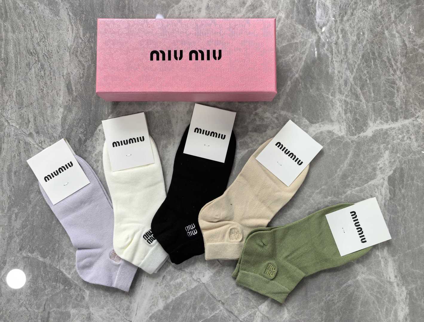 💛配专柜包装 MIUMIU（缪缪）新款刺绣中短款堆堆袜袜子！一盒五双，专柜同步筒袜袜子，💛大牌出街，潮人必备🔥超好搭。