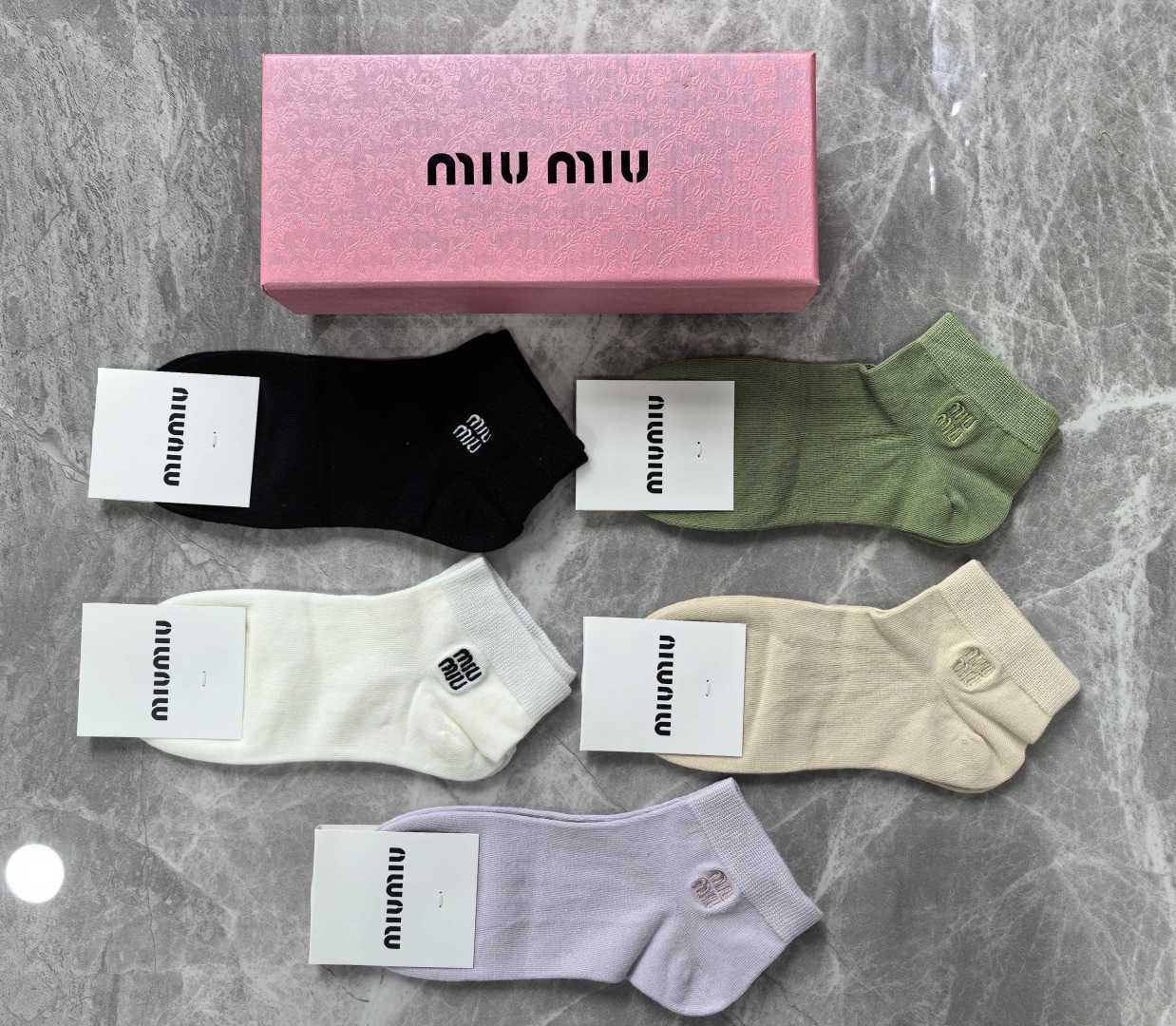 💛配专柜包装 MIUMIU（缪缪）新款刺绣中短款堆堆袜袜子！一盒五双，专柜同步筒袜袜子，💛大牌出街，潮人必备🔥超好搭。
