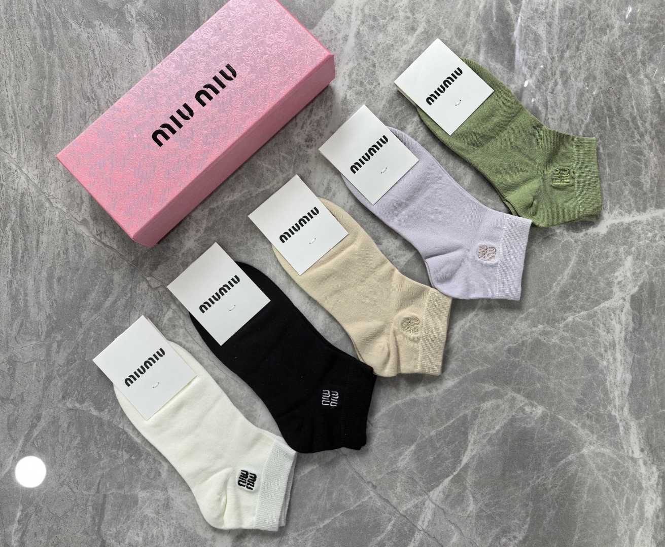 💛配专柜包装 MIUMIU（缪缪）新款刺绣中短款堆堆袜袜子！一盒五双，专柜同步筒袜袜子，💛大牌出街，潮人必备🔥超好搭。