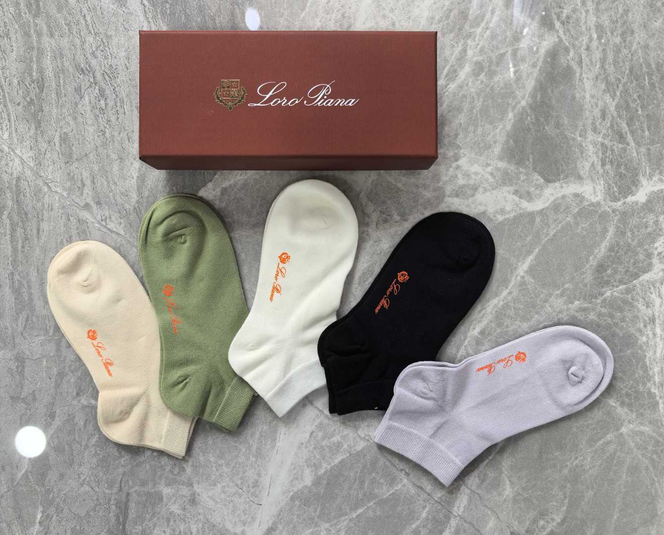 💛配包装 LORO PIANA（LP）新款中短款堆堆袜袜子！一盒五双， 专柜同步筒款袜子，💛大牌出街，潮人必备🔥超好搭